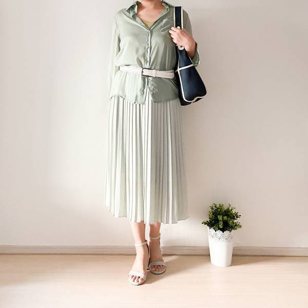 【UNIQLO】シアーシャツ×プリーツスカートでトレンドライクに！ 40代女性におすすめなすっきり垢抜けコーデ