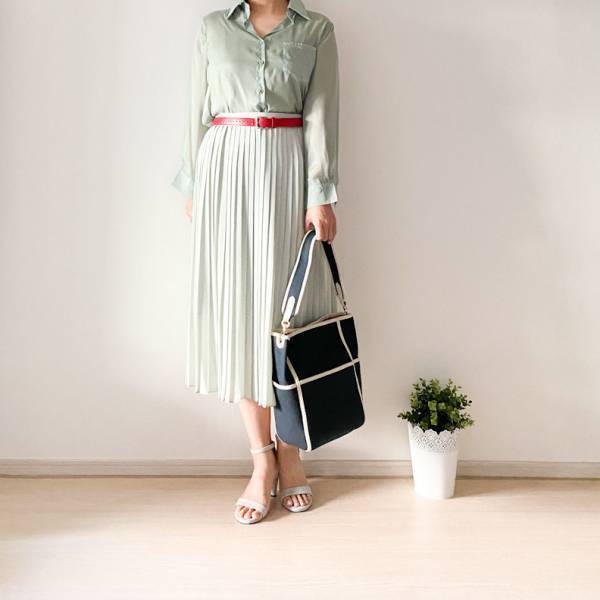 【UNIQLO】シアーシャツ×プリーツスカートでトレンドライクに！ 40代女性におすすめなすっきり垢抜けコーデ