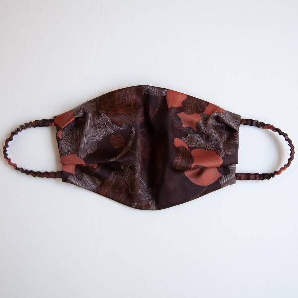 秋冬シーズンに身に着けたい！ シルク素材のとびきりオシャレなマスク３選