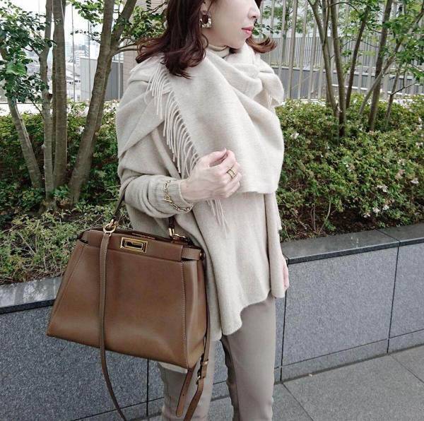 季節の変わりめはストールを駆使してワンランク上の大人コーデを