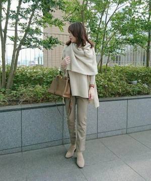 季節の変わりめはストールを駆使してワンランク上の大人コーデを