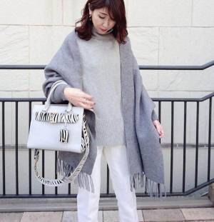 季節の変わりめはストールを駆使してワンランク上の大人コーデを