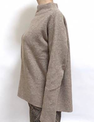 【ユニクロ】旬顔コーデを叶える抜群のシルエット！ 1990円なのに高見えするニット