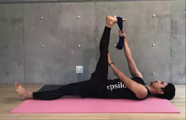 足のむくみを取るストレッチ【＃３分 MASAYOGA 第１回】