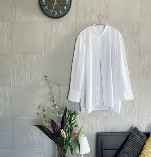 ニットコーデに飽きたら白シャツで、１日パリッと気持ちよく過ごす。