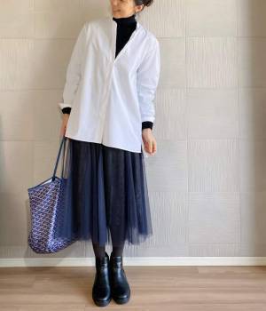ニットコーデに飽きたら白シャツで、１日パリッと気持ちよく過ごす。