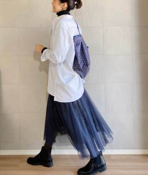 ニットコーデに飽きたら白シャツで、１日パリッと気持ちよく過ごす。