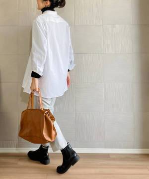 ニットコーデに飽きたら白シャツで、１日パリッと気持ちよく過ごす。