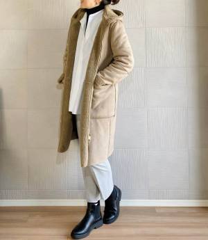 ニットコーデに飽きたら白シャツで、１日パリッと気持ちよく過ごす。