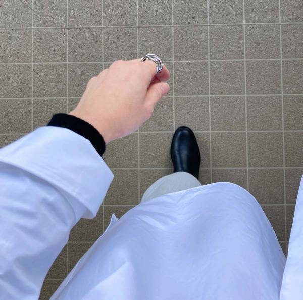 ニットコーデに飽きたら白シャツで、１日パリッと気持ちよく過ごす。