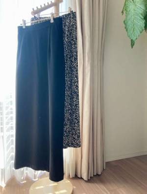 モノトーンで春っぽな印象を先取り！ 40代のロングスカートコーデ２選