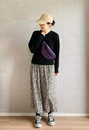 モノトーンで春っぽな印象を先取り！ 40代のロングスカートコーデ２選