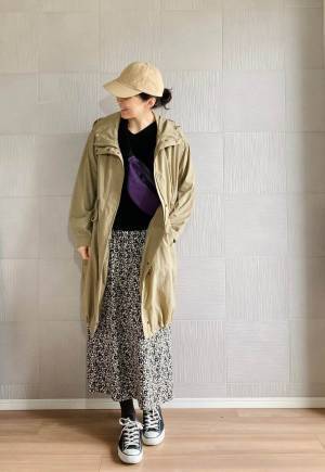 モノトーンで春っぽな印象を先取り！ 40代のロングスカートコーデ２選