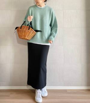 モノトーンで春っぽな印象を先取り！ 40代のロングスカートコーデ２選