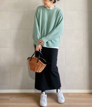 モノトーンで春っぽな印象を先取り！ 40代のロングスカートコーデ２選