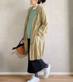 モノトーンで春っぽな印象を先取り！ 40代のロングスカートコーデ２選