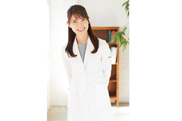 友利新さんの大人気YouTubeチャンネルを大幅充実。最新美容情報解説本が話題！