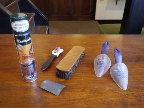 スエード靴のお手入れ方法。専用ブラシと防水スプレーがあればいい。