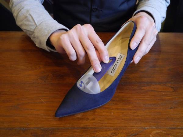 スエード靴のお手入れ方法。専用ブラシと防水スプレーがあればいい。