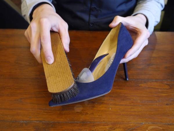 スエード靴のお手入れ方法。専用ブラシと防水スプレーがあればいい。