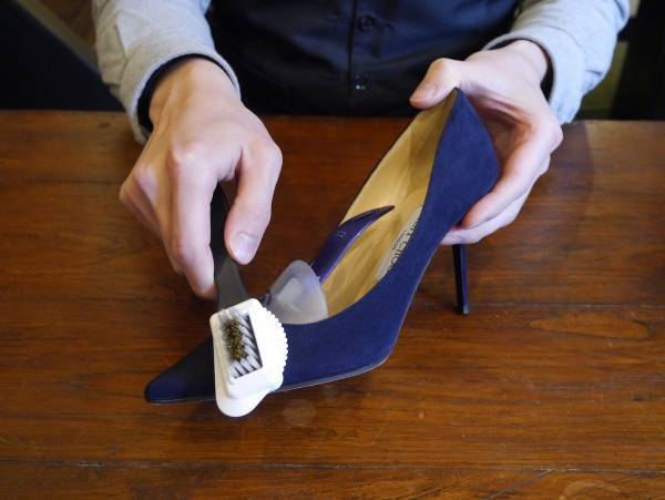 スエード靴のお手入れ方法。専用ブラシと防水スプレーがあればいい。