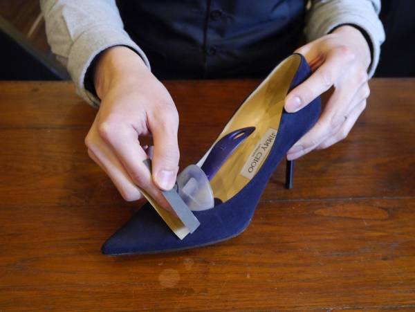 スエード靴のお手入れ方法。専用ブラシと防水スプレーがあればいい。