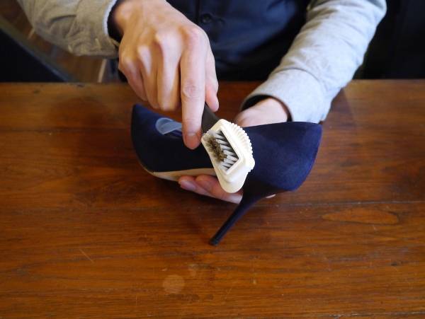 スエード靴のお手入れ方法。専用ブラシと防水スプレーがあればいい。
