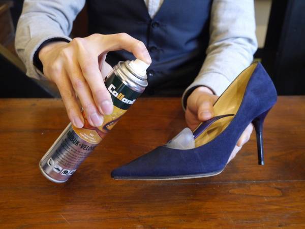 スエード靴のお手入れ方法。専用ブラシと防水スプレーがあればいい。