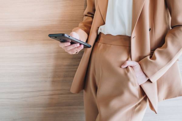 真実の顔、知ってますか ─ 蛍光灯下での深夜自撮りのススメ