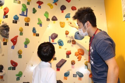 人気のボルダリングに挑戦！子どもの忍耐力や知育アップにも効果的！？
