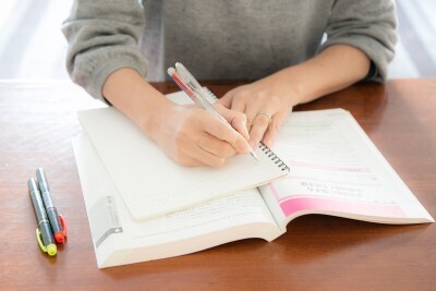 母になってからでも遅くない！保育士の資格取得の勉強や費用は？