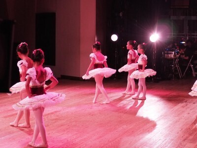 子どものバレエ発表会舞台裏！ かかる費用やママの仕事は？