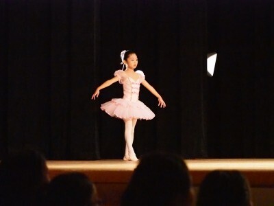 子どものバレエ発表会舞台裏！ かかる費用やママの仕事は？