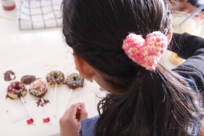 バレンタインに子どもと作る「ドーナツケーキポップ」飽きさせずに作るコツ