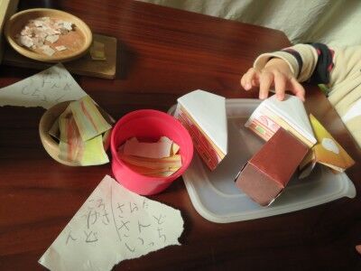 お友達はおみやげに折り紙で作ったケーキを持ち帰りました。 折り紙で作ったお野菜をつめてお弁当を作ったことも