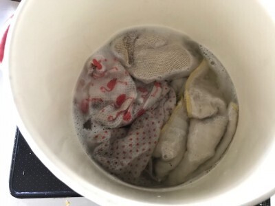 まるで化学実験！ 家で簡単にできる「玉ねぎ染め」は自由研究にもイイ！