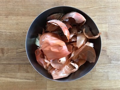 まるで化学実験！ 家で簡単にできる「玉ねぎ染め」は自由研究にもイイ！