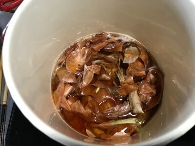 まるで化学実験！ 家で簡単にできる「玉ねぎ染め」は自由研究にもイイ！