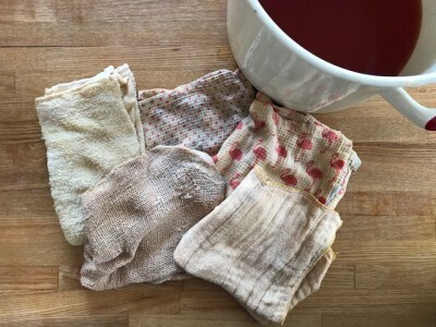 まるで化学実験！ 家で簡単にできる「玉ねぎ染め」は自由研究にもイイ！