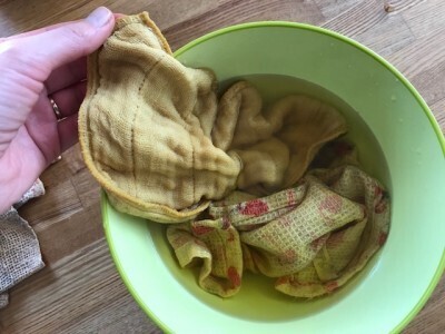 まるで化学実験！ 家で簡単にできる「玉ねぎ染め」は自由研究にもイイ！