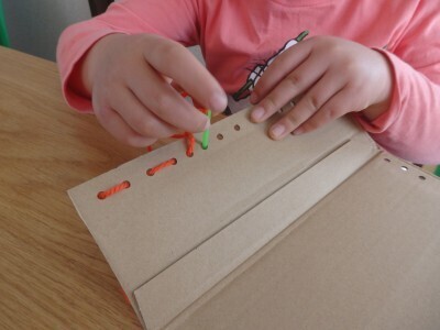 段ボールを使って3歳から裁縫レッスンを始めよう