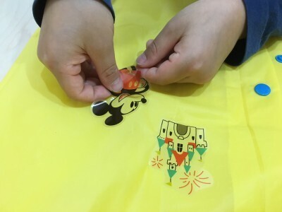 100均シールで変身！無地のレイングッズがオンリーワンアイテムに