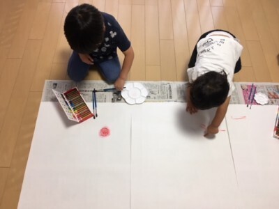 雨の日もこわくない！“魔法のチョーク”でおうち遊びが盛り上がる