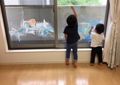 雨の日もこわくない！“魔法のチョーク”でおうち遊びが盛り上がる