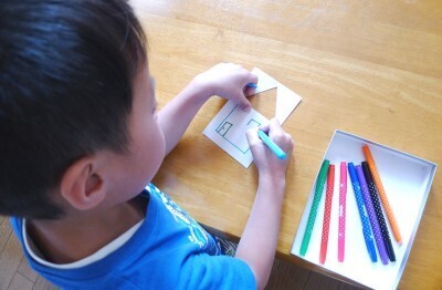 いつもの風景で遊べる「切り抜きカード」を子どもと作ろう