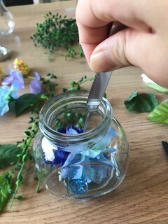 100均の造花と容器で人気のハーバリウムを作ってみた