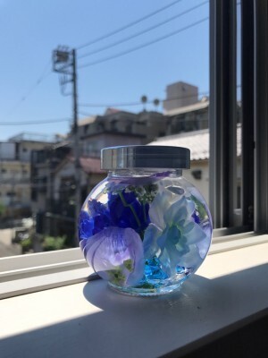 100均の造花と容器で人気のハーバリウムを作ってみた