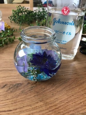 100均の造花と容器で人気のハーバリウムを作ってみた