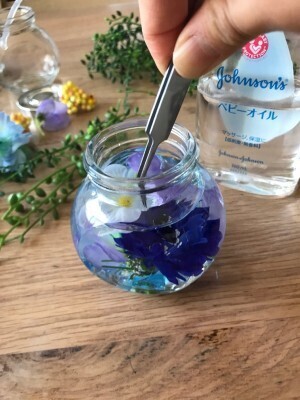 100均の造花と容器で人気のハーバリウムを作ってみた