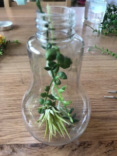 100均の造花と容器で人気のハーバリウムを作ってみた